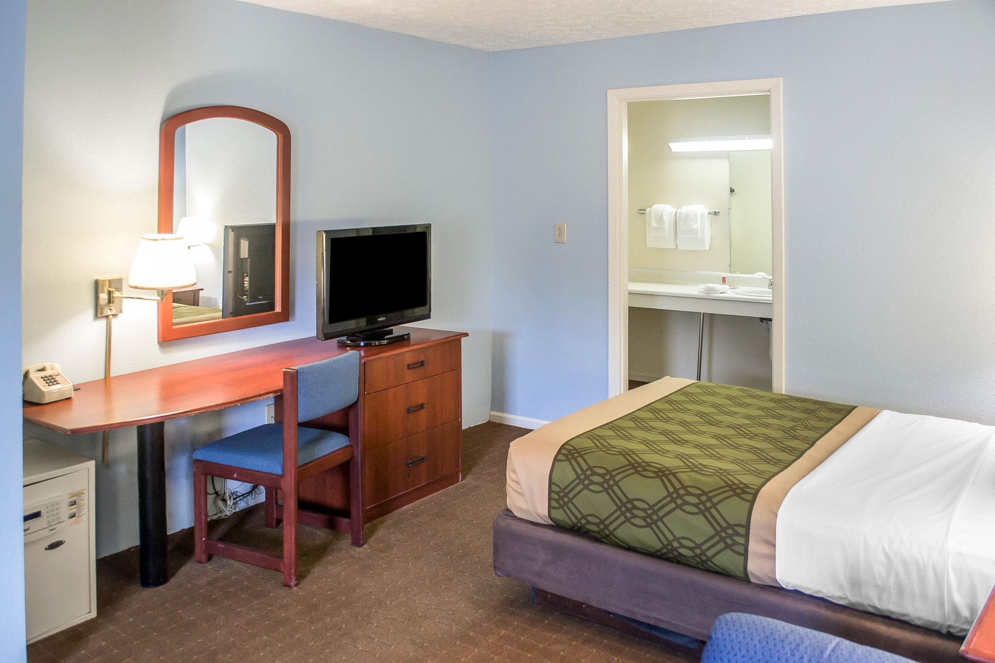 Econo Lodge Inn & Suites Cedar Point South