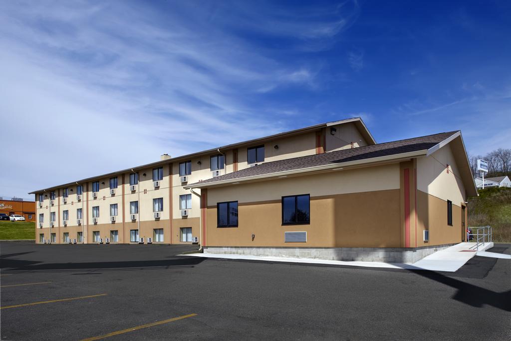 Super 8 by Wyndham St. Clairsville OH/Wheeling WV Area