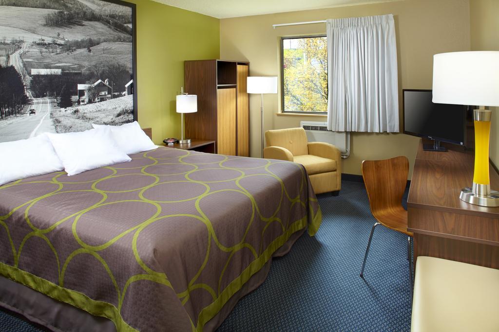 Super 8 by Wyndham St. Clairsville OH/Wheeling WV Area