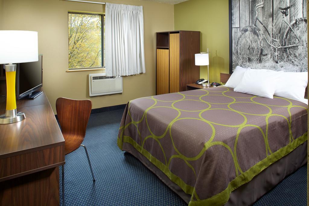 Super 8 by Wyndham St. Clairsville OH/Wheeling WV Area