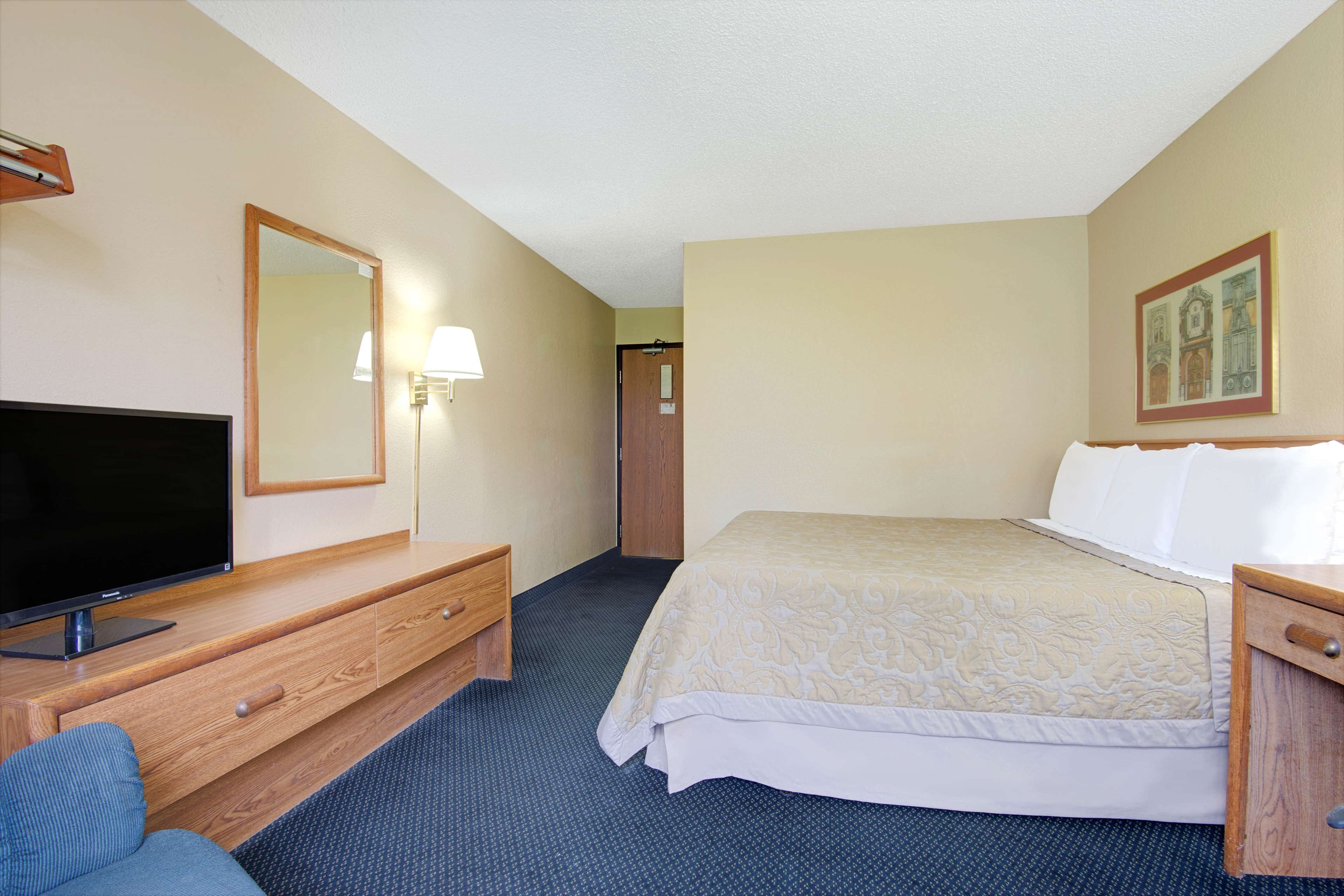 Super 8 by Wyndham St. Clairsville OH/Wheeling WV Area