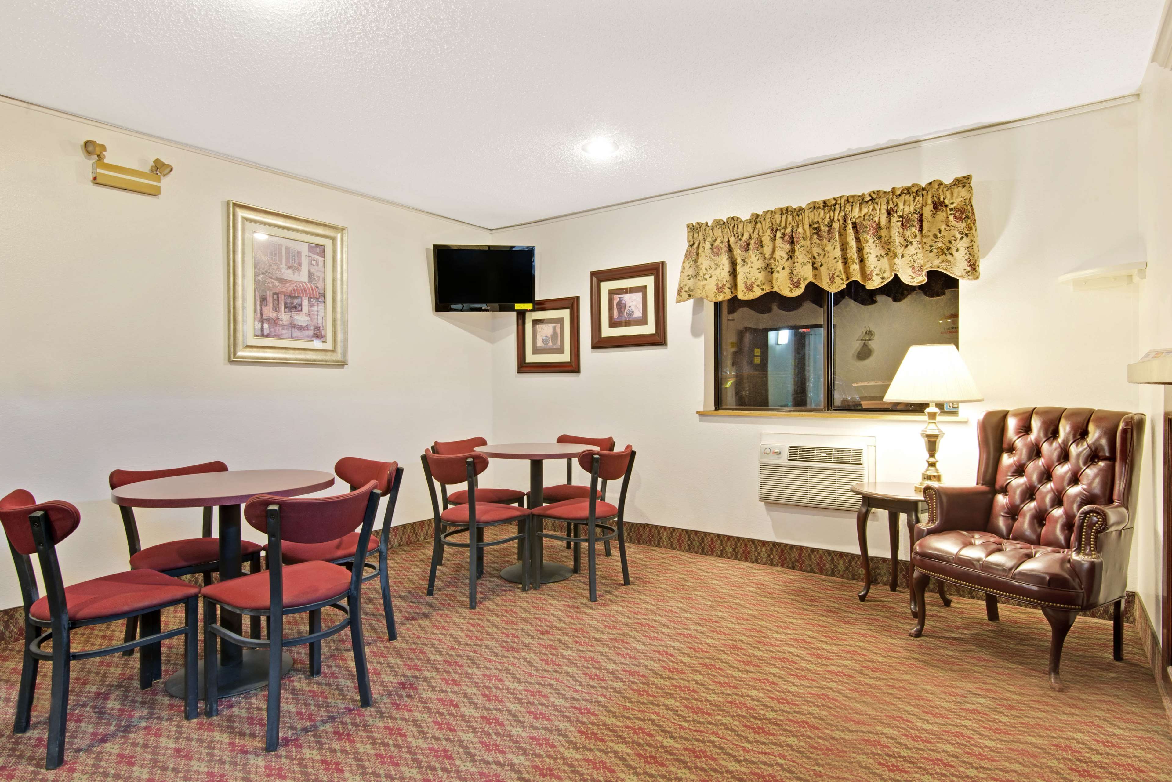 Super 8 by Wyndham St. Clairsville OH/Wheeling WV Area
