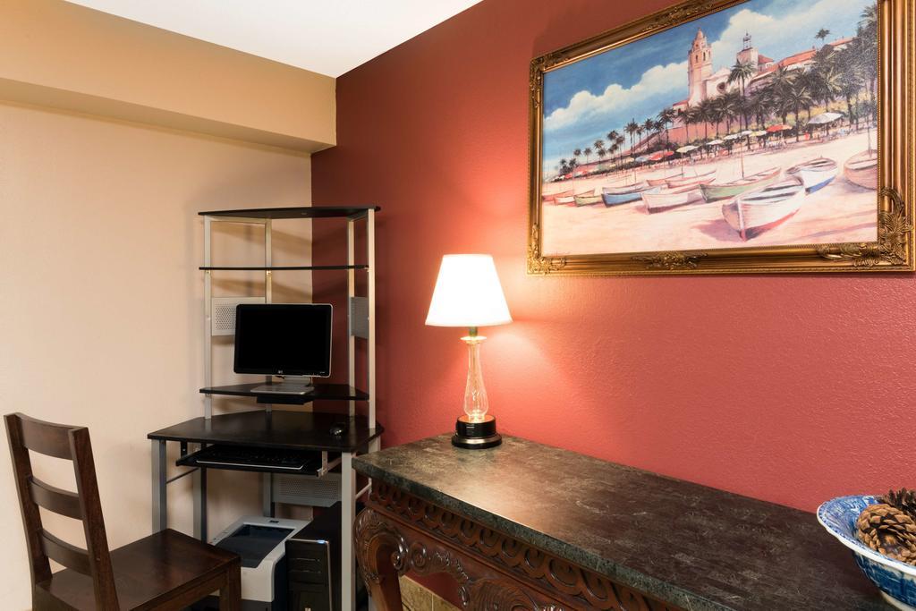 Super 8 by Wyndham Strongsville/Cleveland