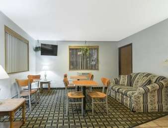 Super 8 by Wyndham Twinsburg/Cleveland Area