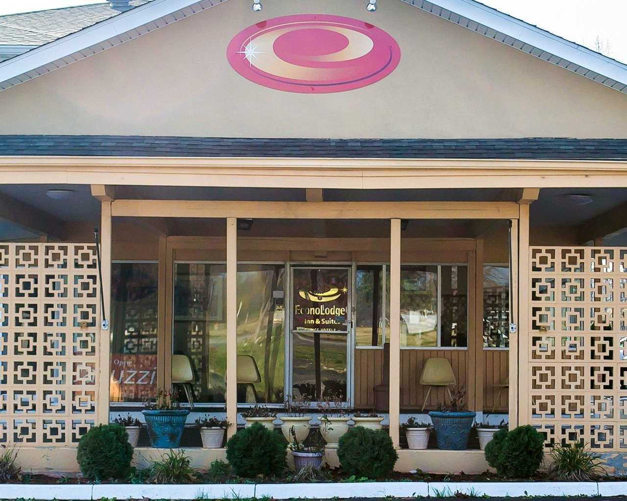 Economy Inn & Suites