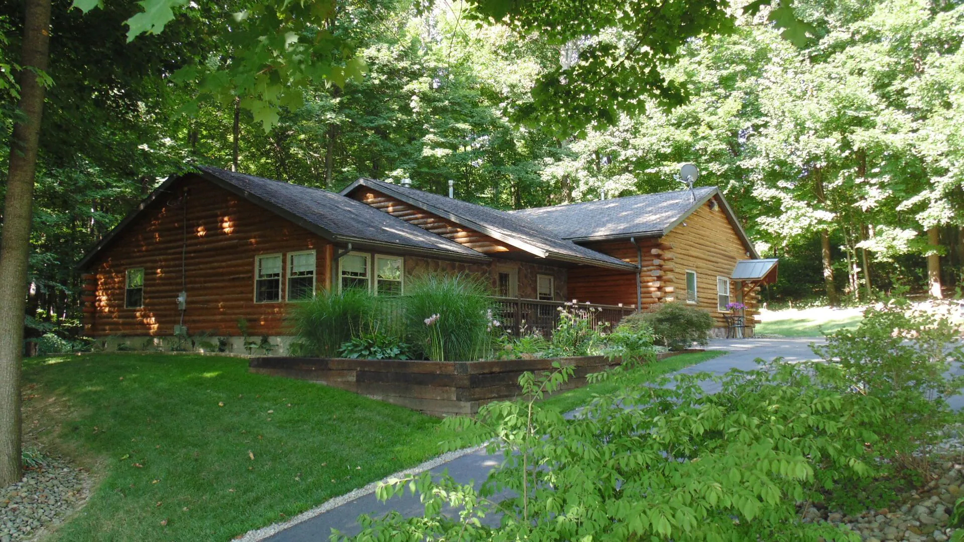 Sojourner's Lodge & Log Cabin Suites