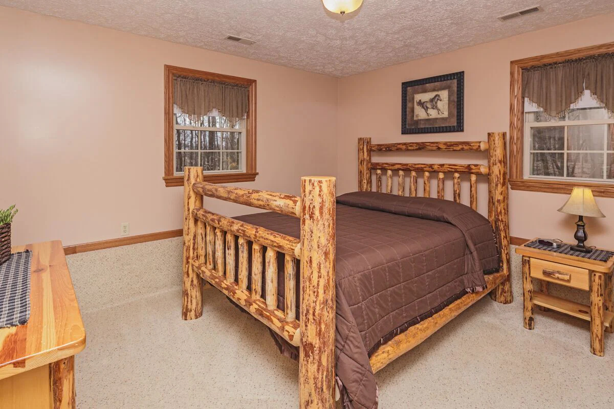 Sojourner's Lodge & Log Cabin Suites