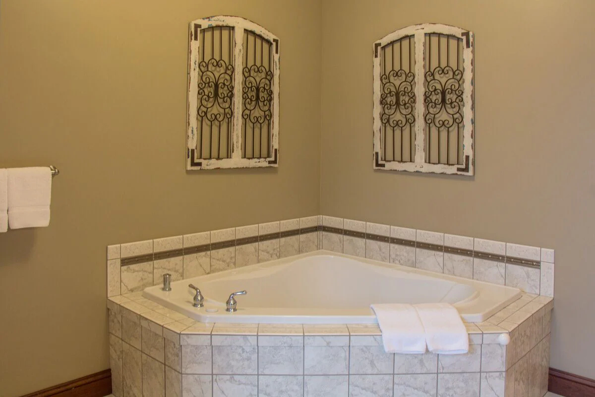 Sojourner's Lodge & Log Cabin Suites