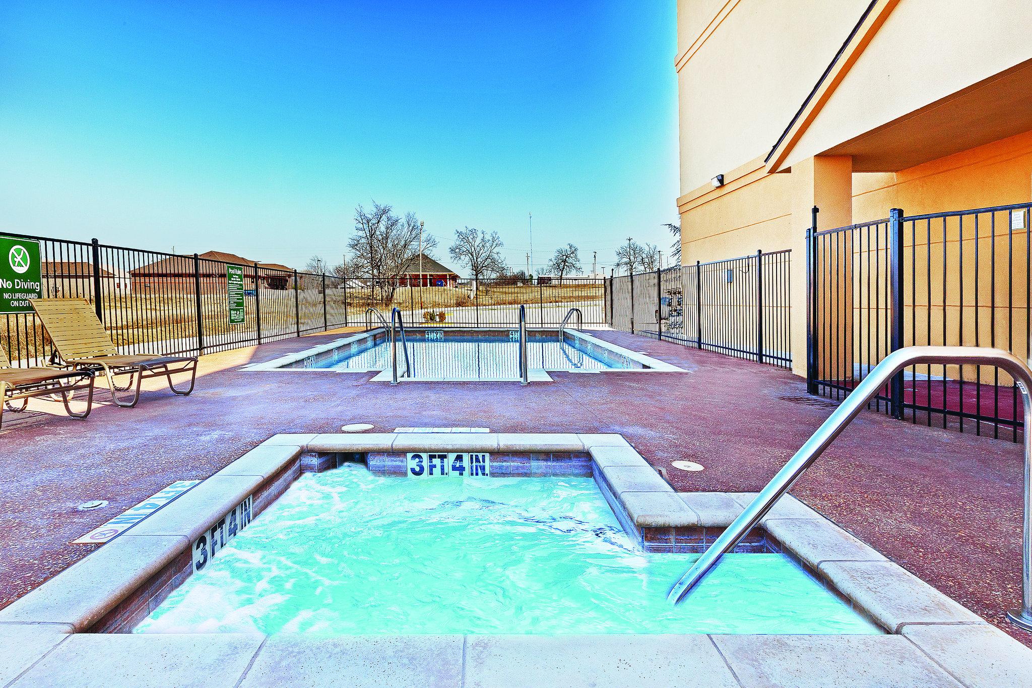 La Quinta Inn & Suites by Wyndham Ada