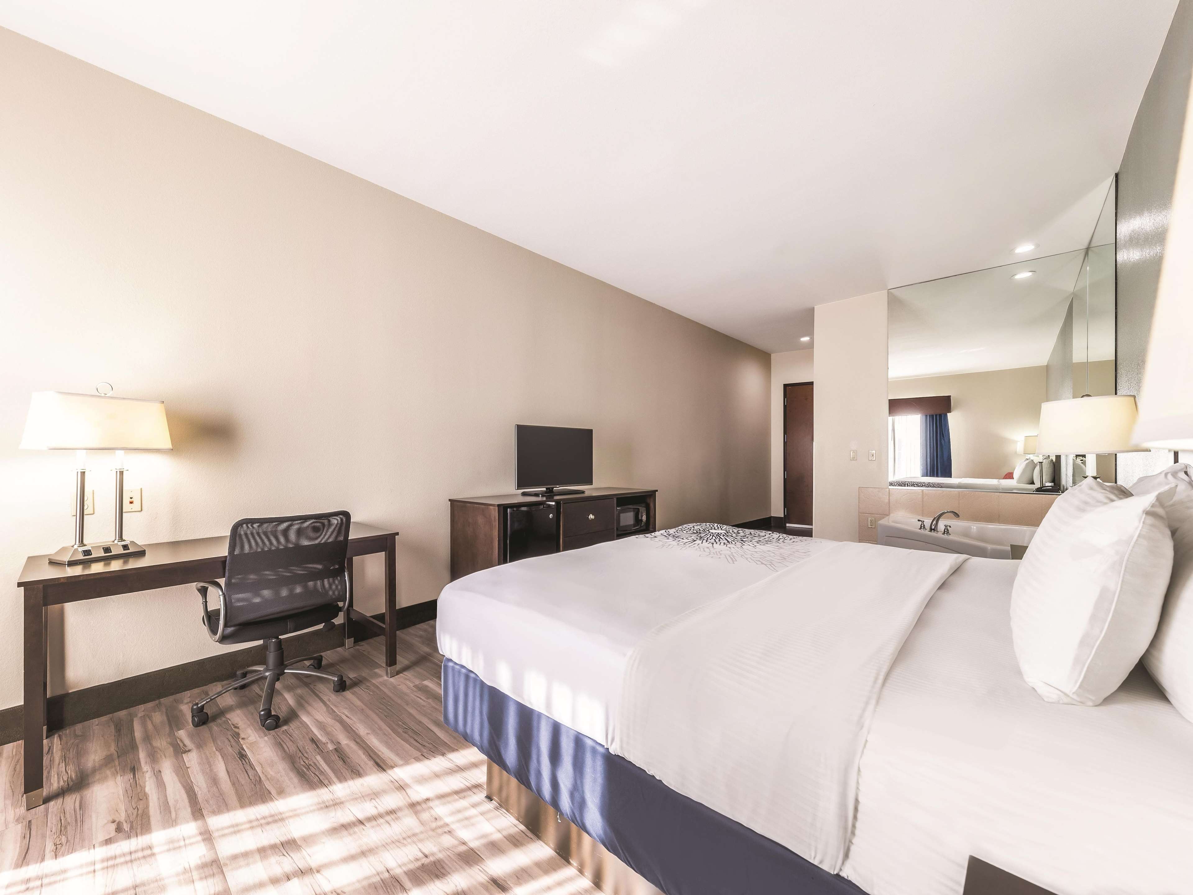 La Quinta Inn & Suites by Wyndham Tulsa - Catoosa Route 66