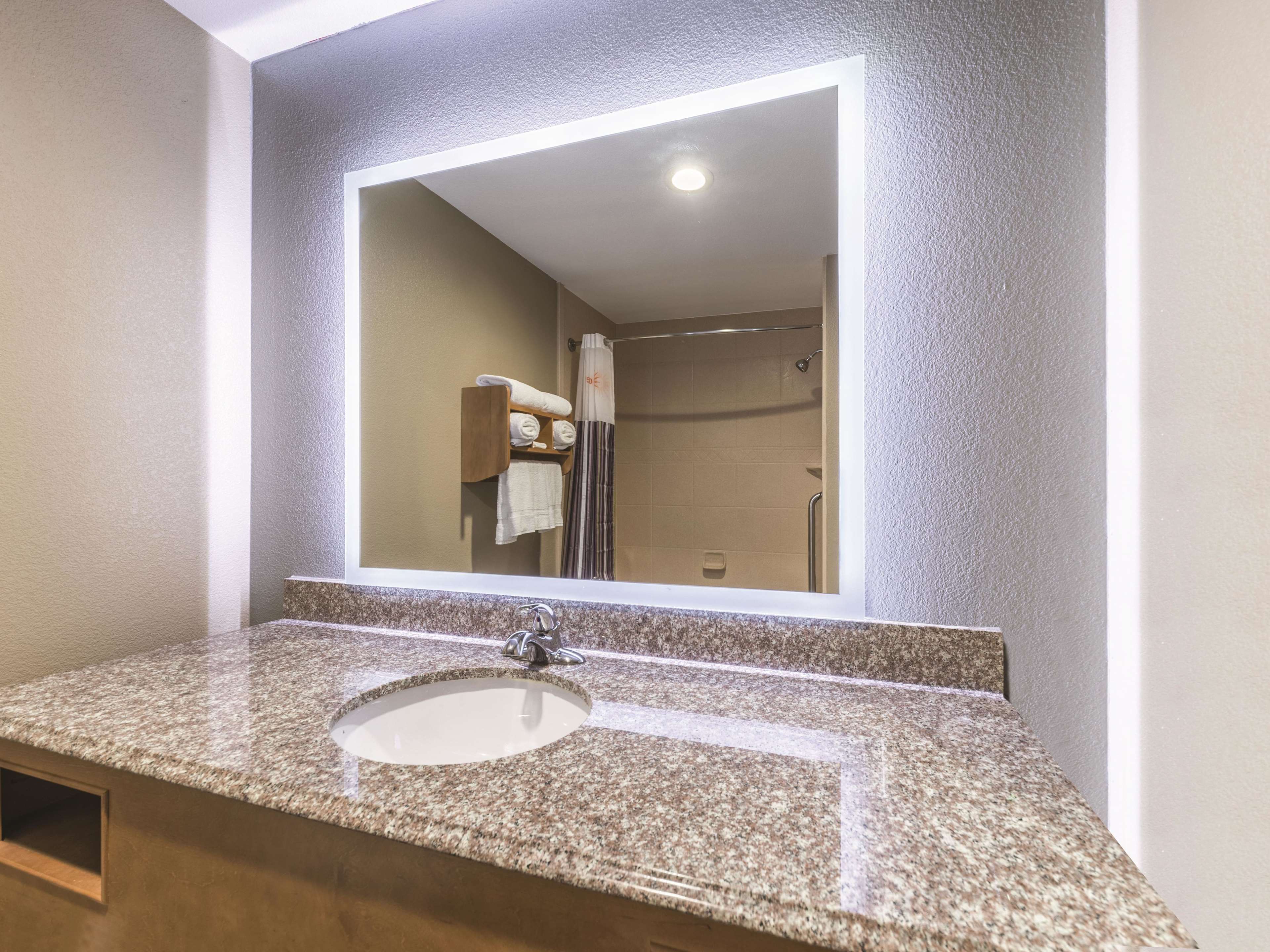 La Quinta Inn & Suites by Wyndham Tulsa - Catoosa Route 66
