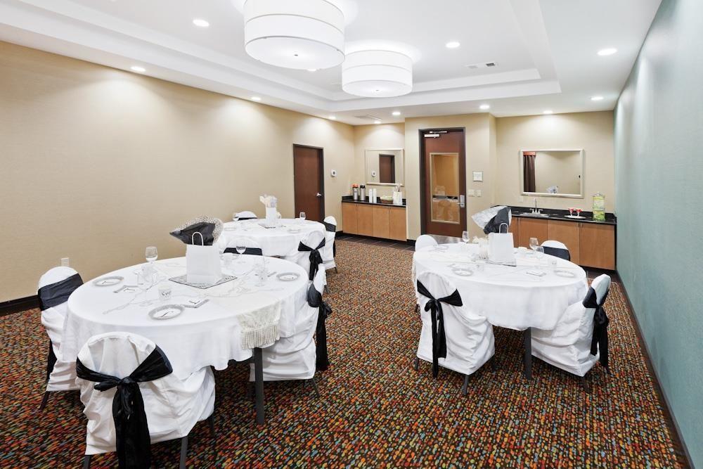 La Quinta Inn & Suites by Wyndham Tulsa - Catoosa Route 66