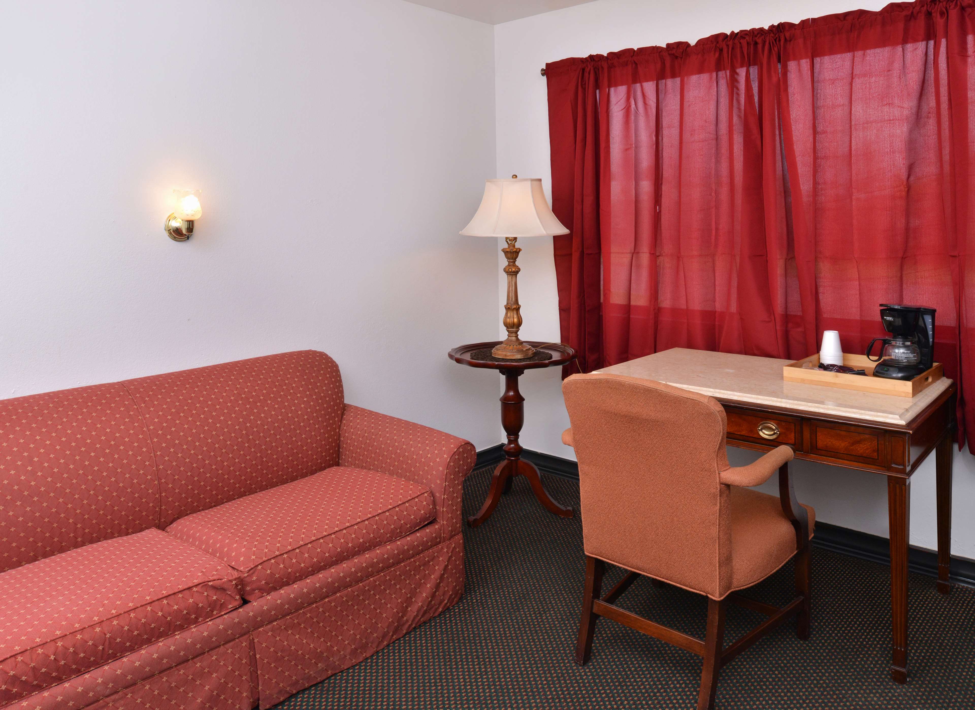 Castle Inn & Suites