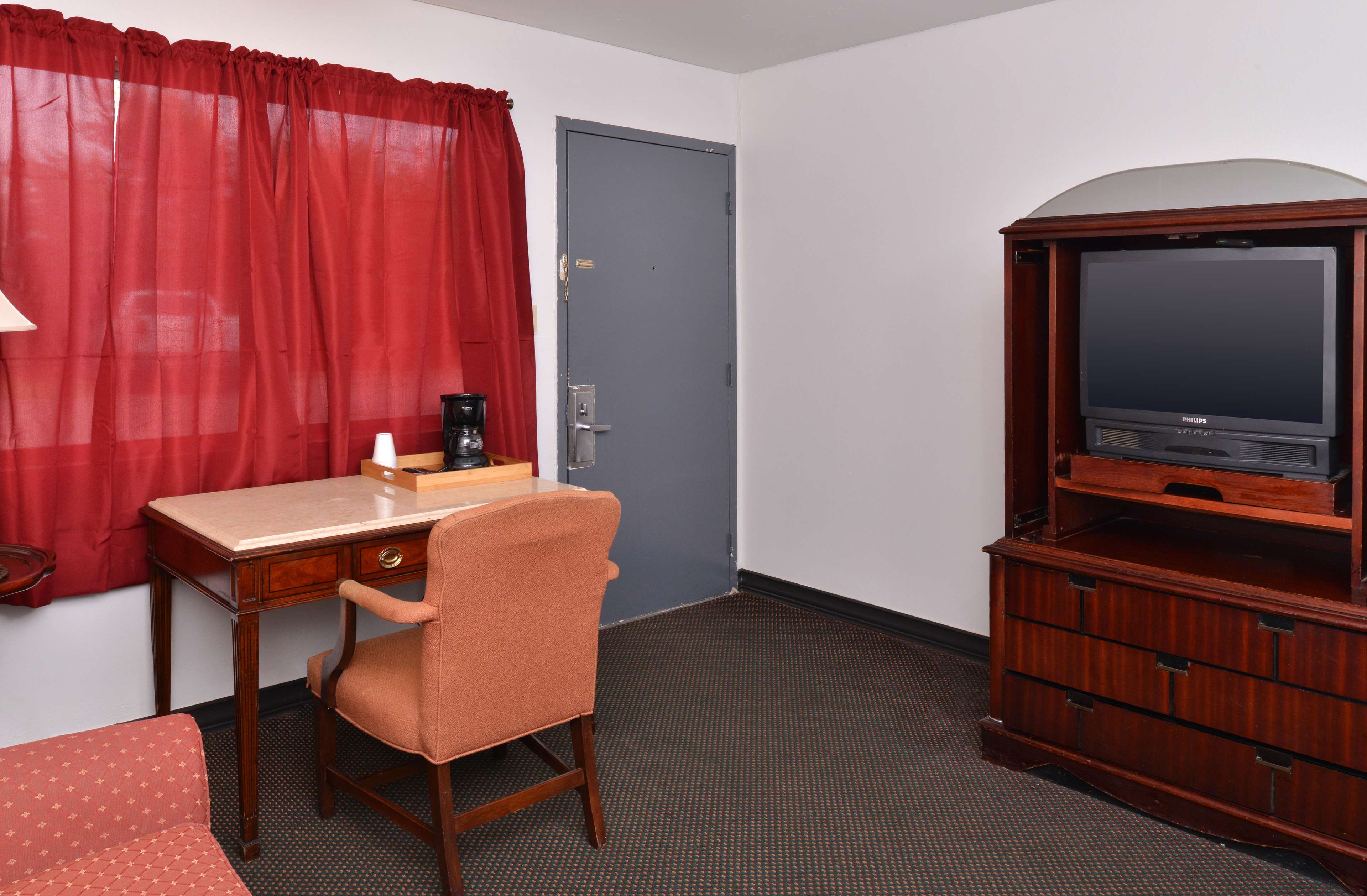 Castle Inn & Suites