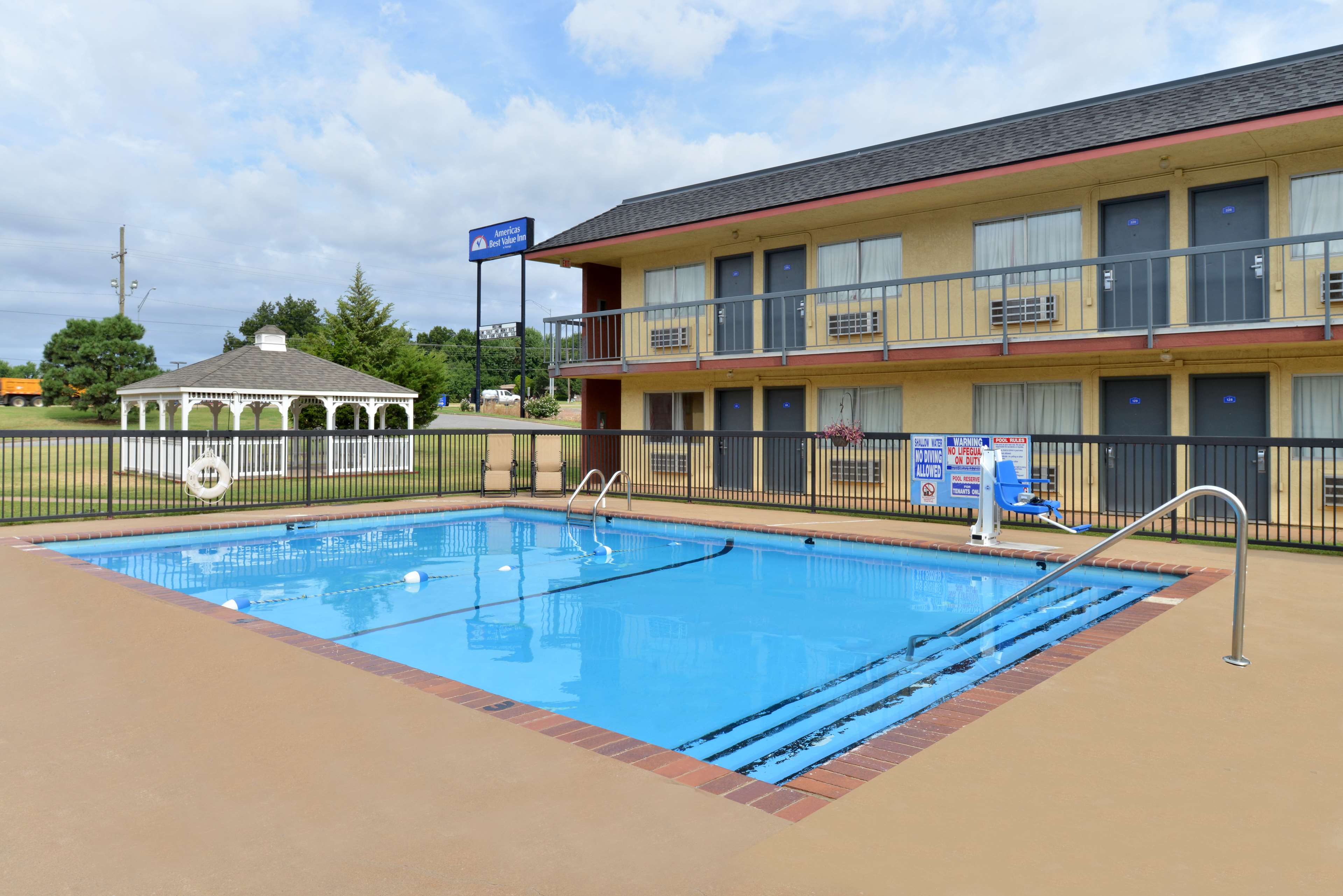 Castle Inn & Suites