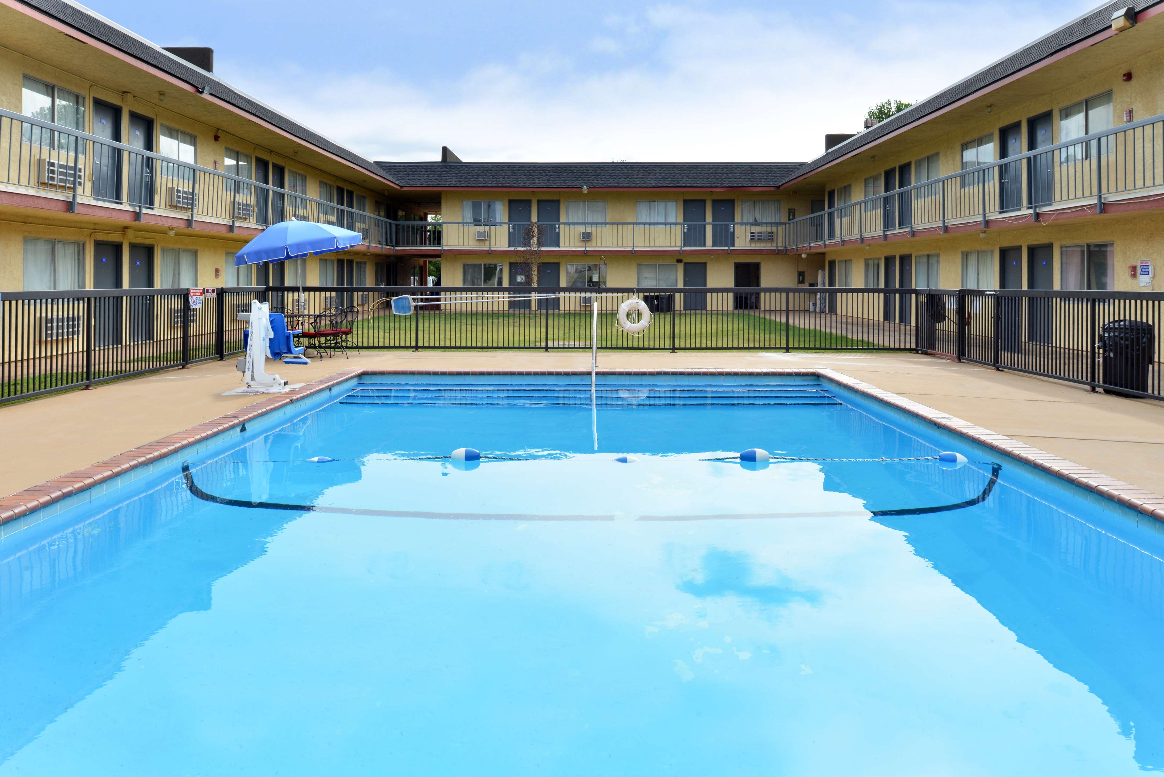 Castle Inn & Suites