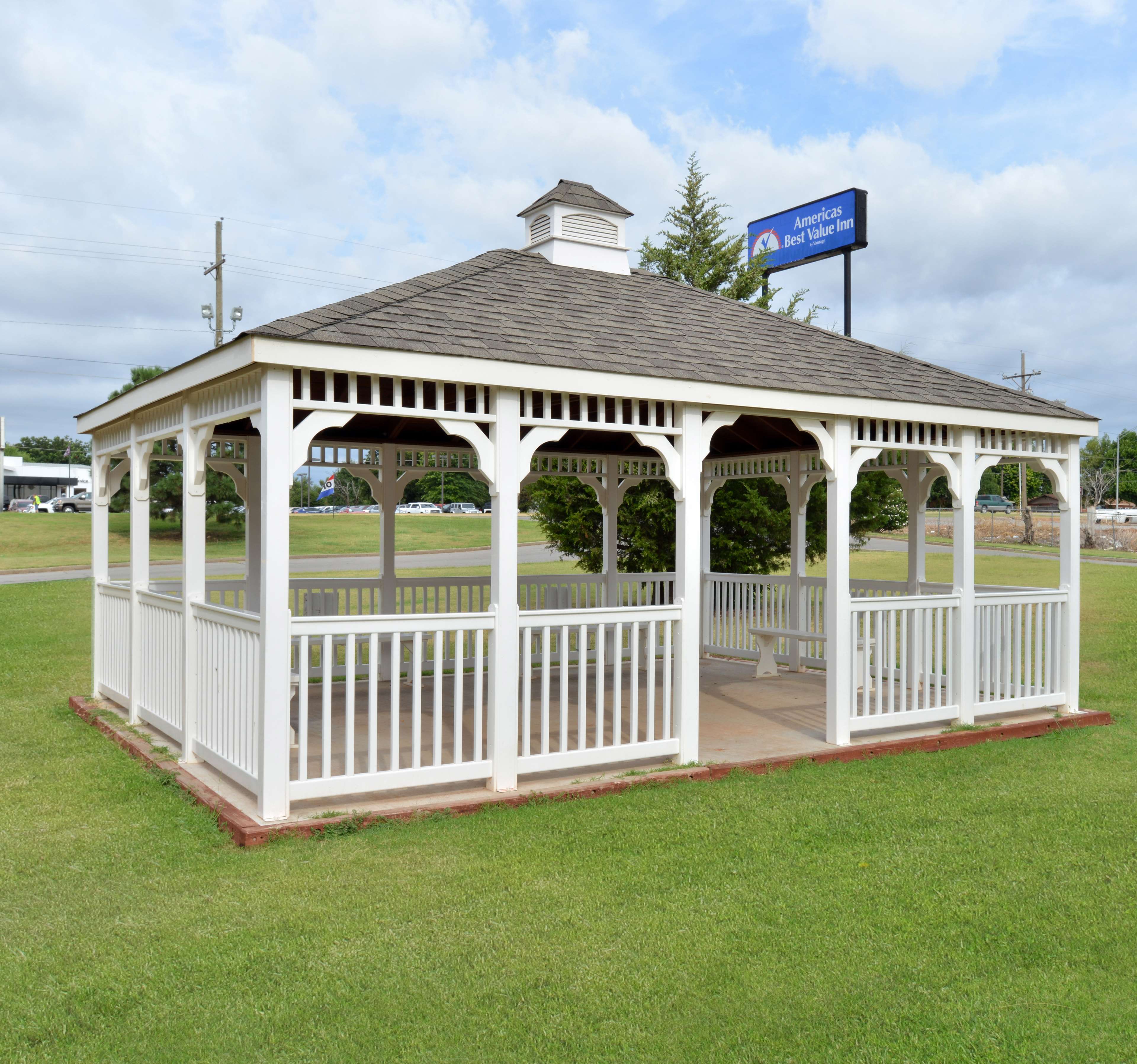 Castle Inn & Suites