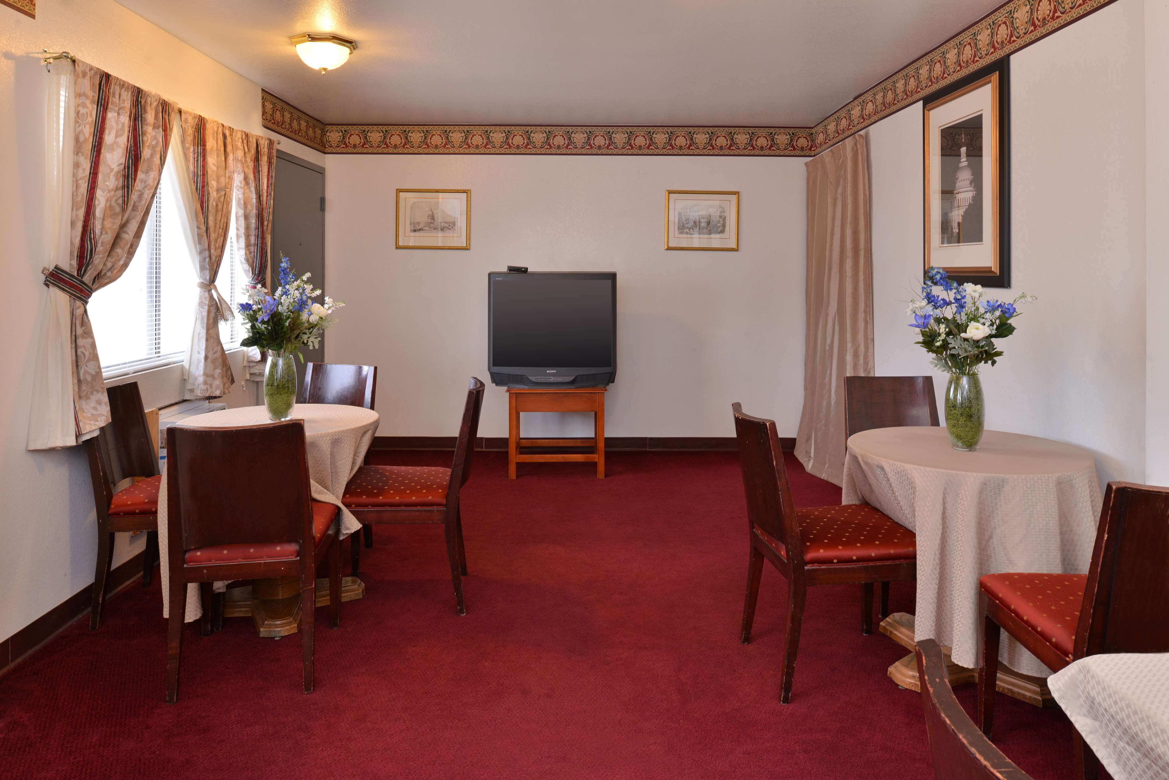 Castle Inn & Suites