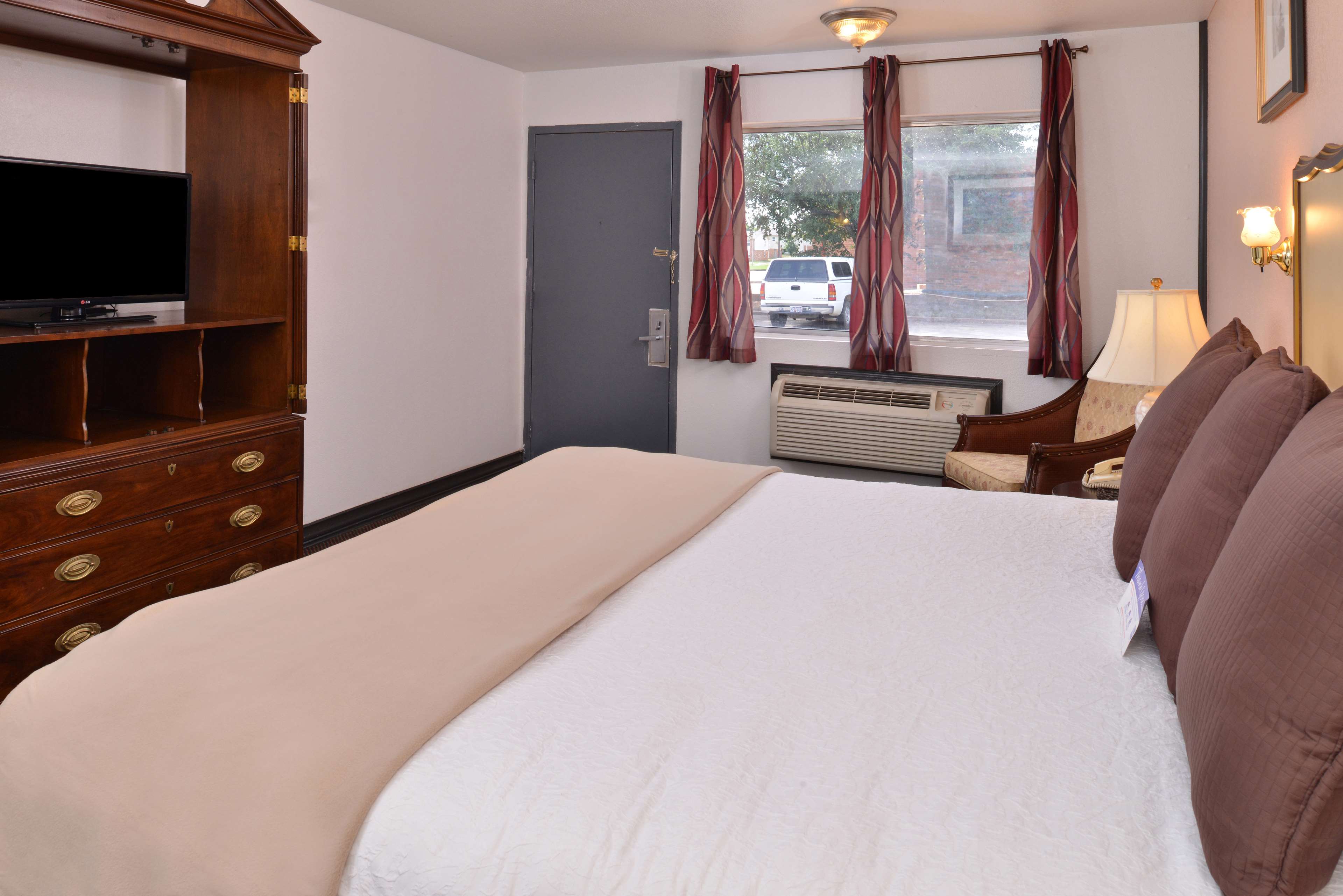 Castle Inn & Suites