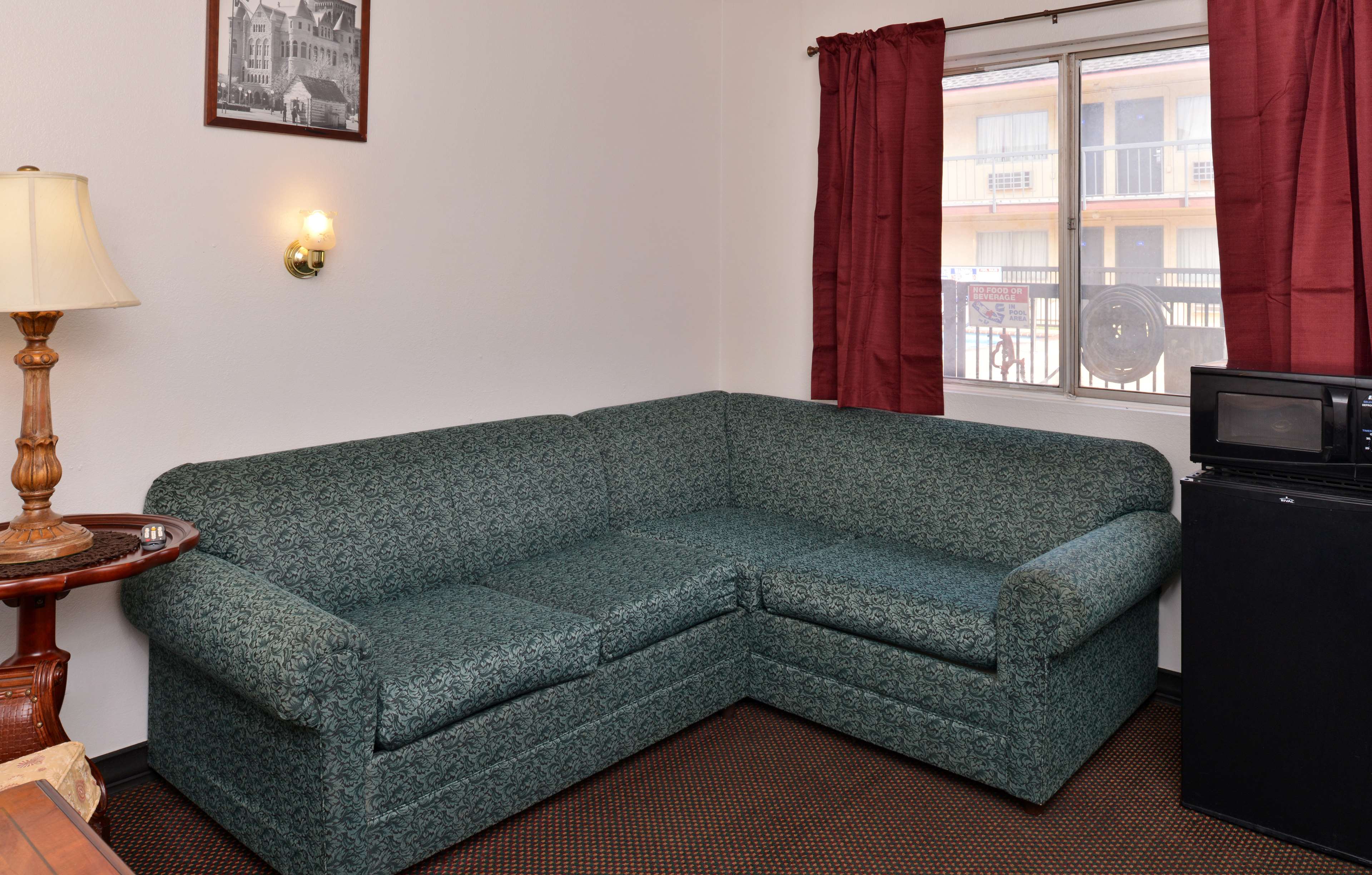 Castle Inn & Suites