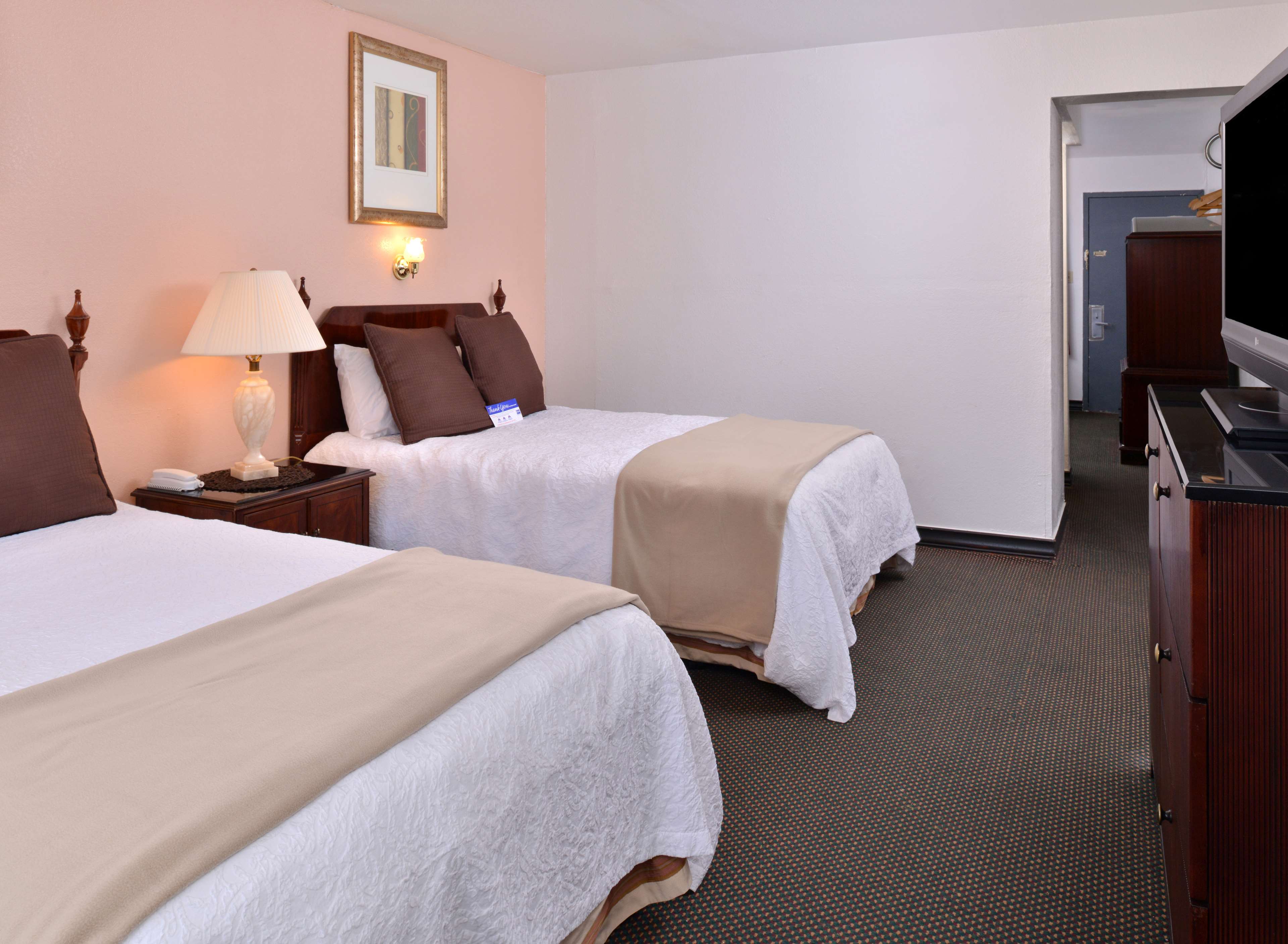Castle Inn & Suites