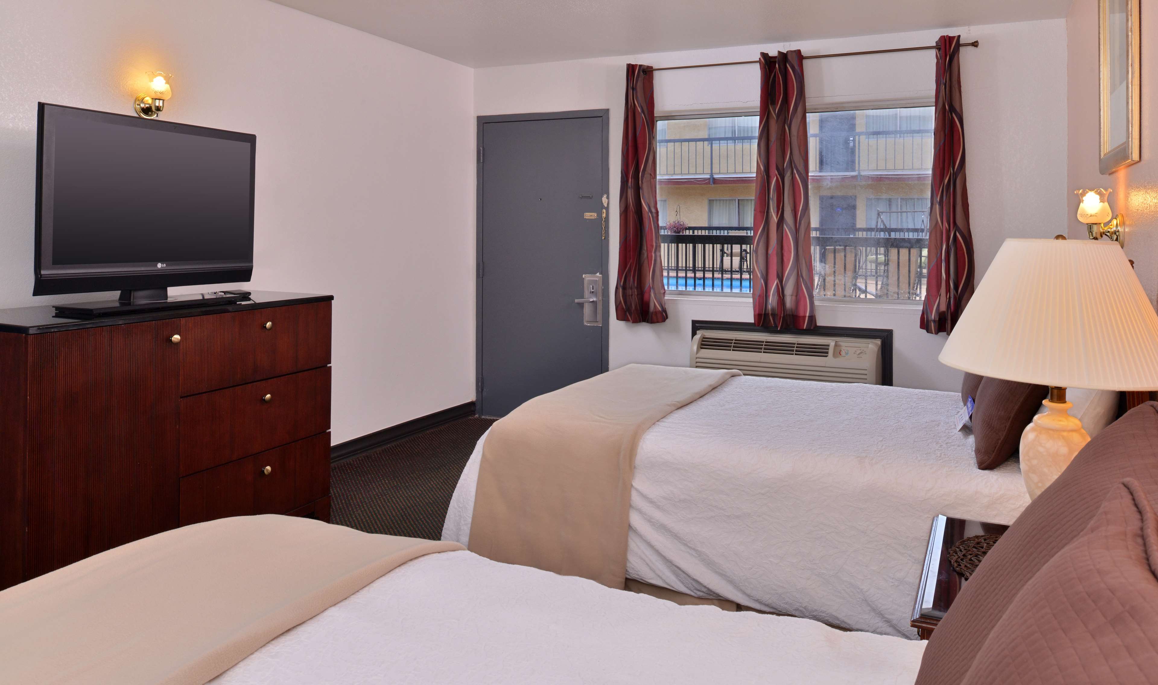 Castle Inn & Suites