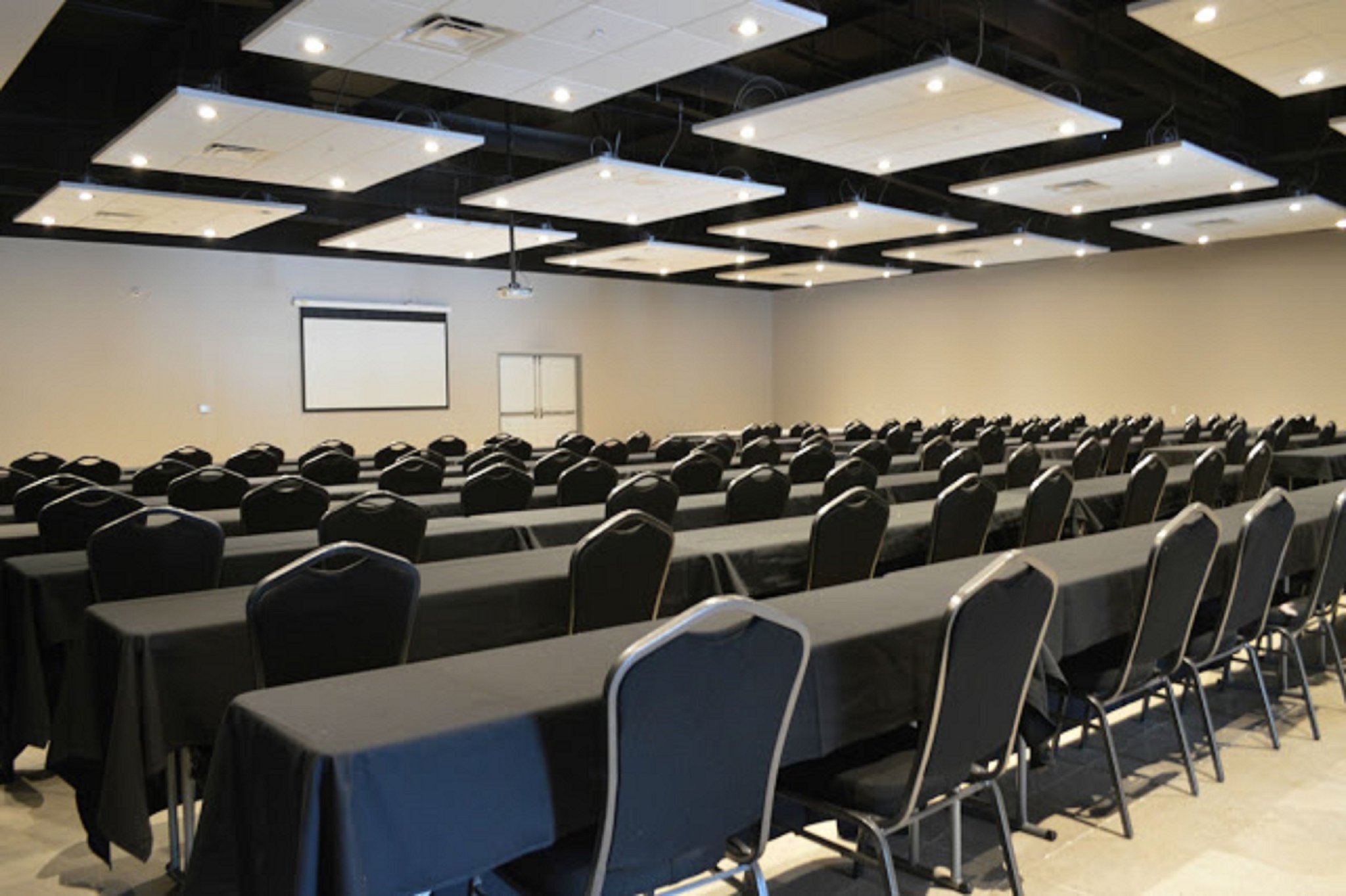 Holiday Inn Express & Suites Tulsa NE Claremore