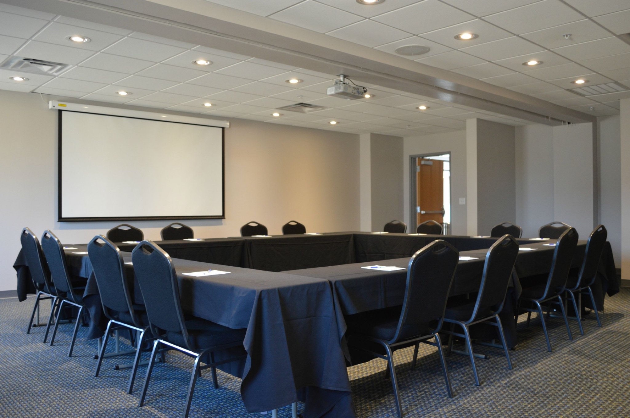 Holiday Inn Express & Suites Tulsa NE Claremore