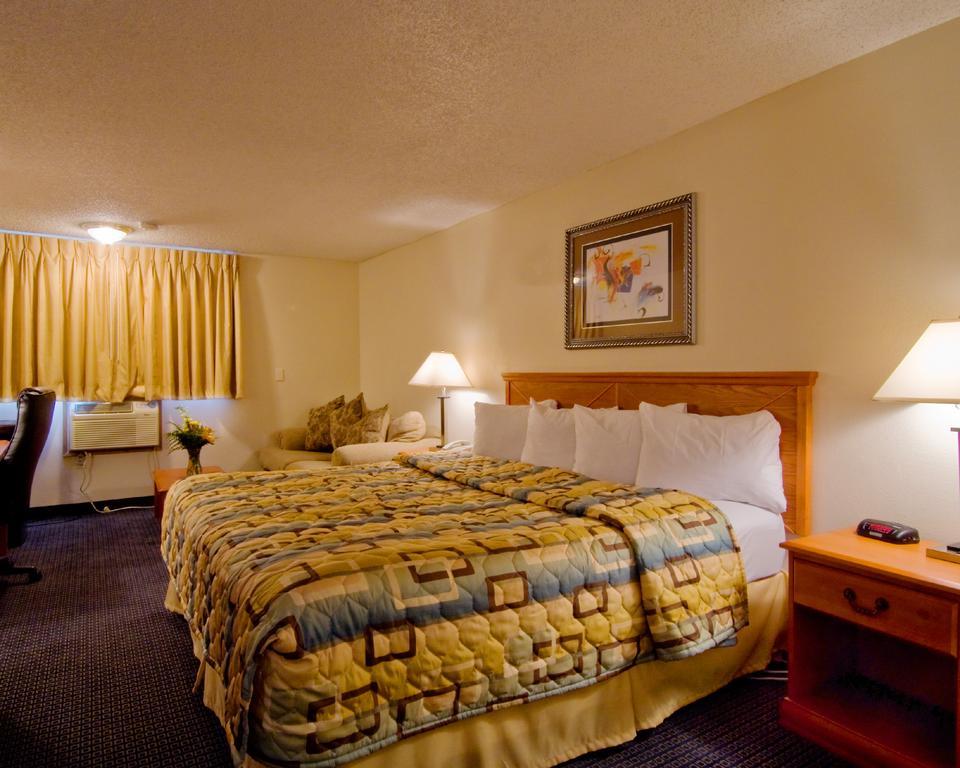 Econo Lodge  Inn & Suites
