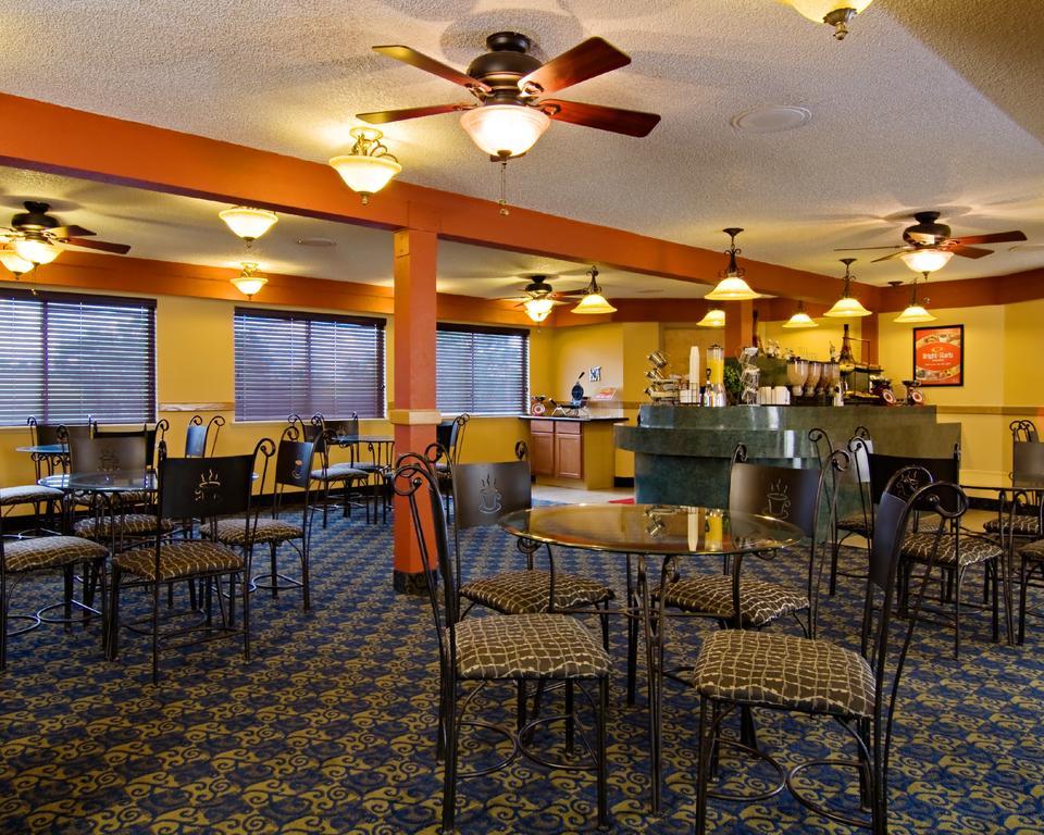 Econo Lodge  Inn & Suites