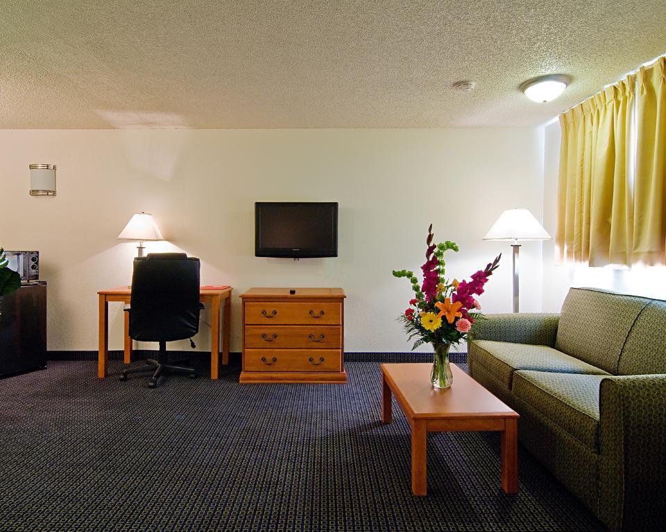 Econo Lodge  Inn & Suites