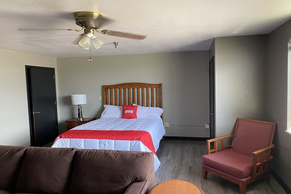 OYO Hotel Edmond - University of Central Oklahoma