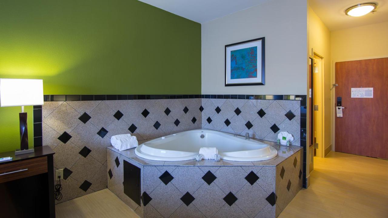 Holiday Inn Express & Suites Edmond