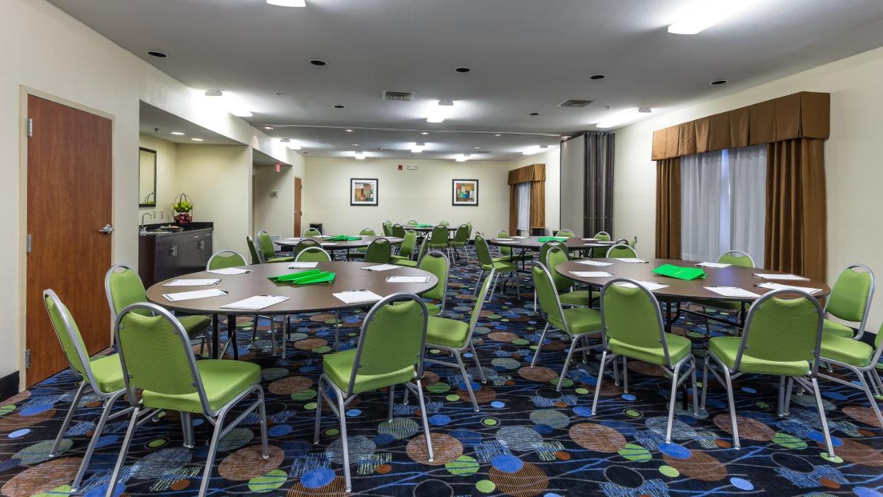 Holiday Inn Express & Suites Edmond