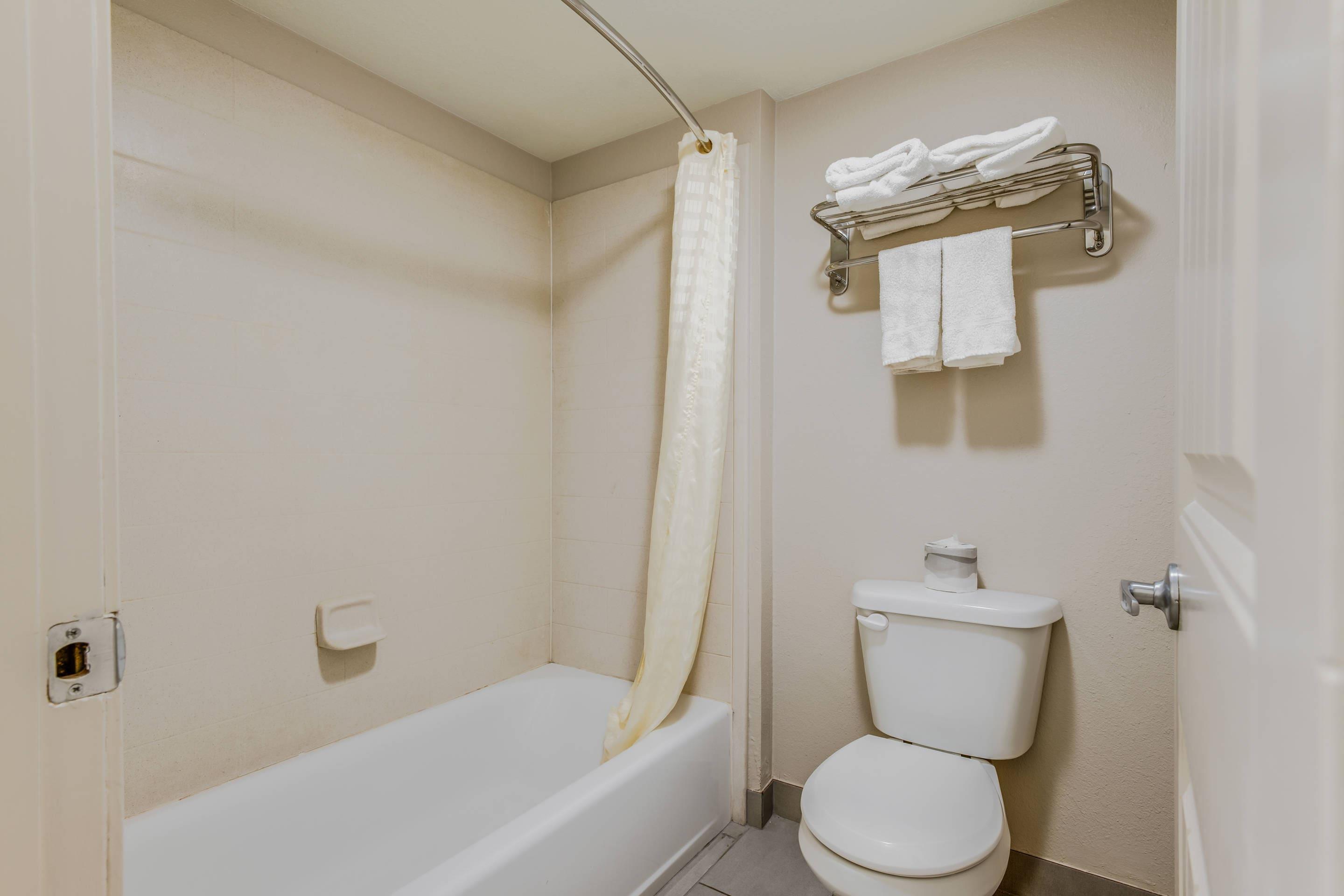 Econo Lodge Inn & Suites