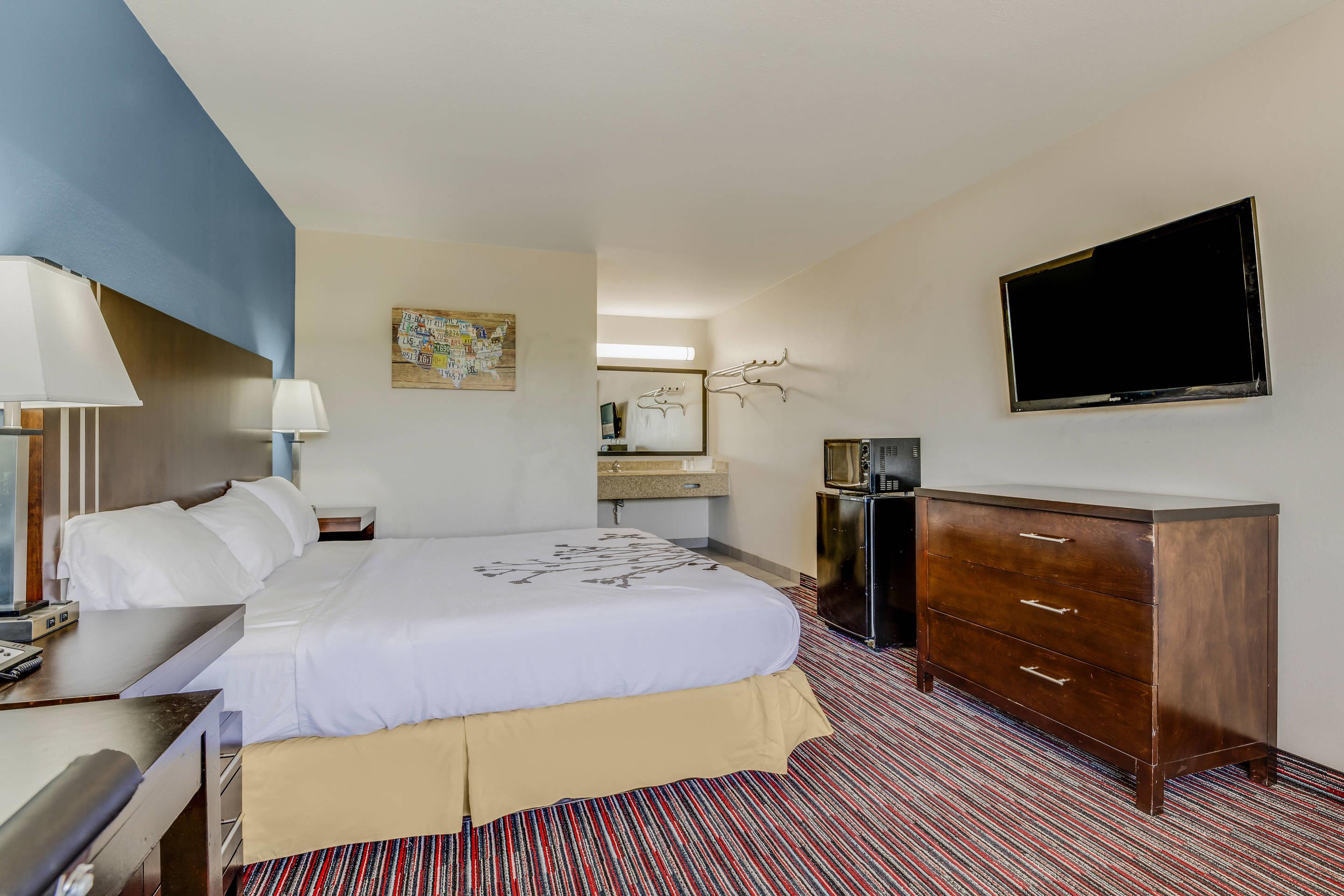 Econo Lodge Inn & Suites