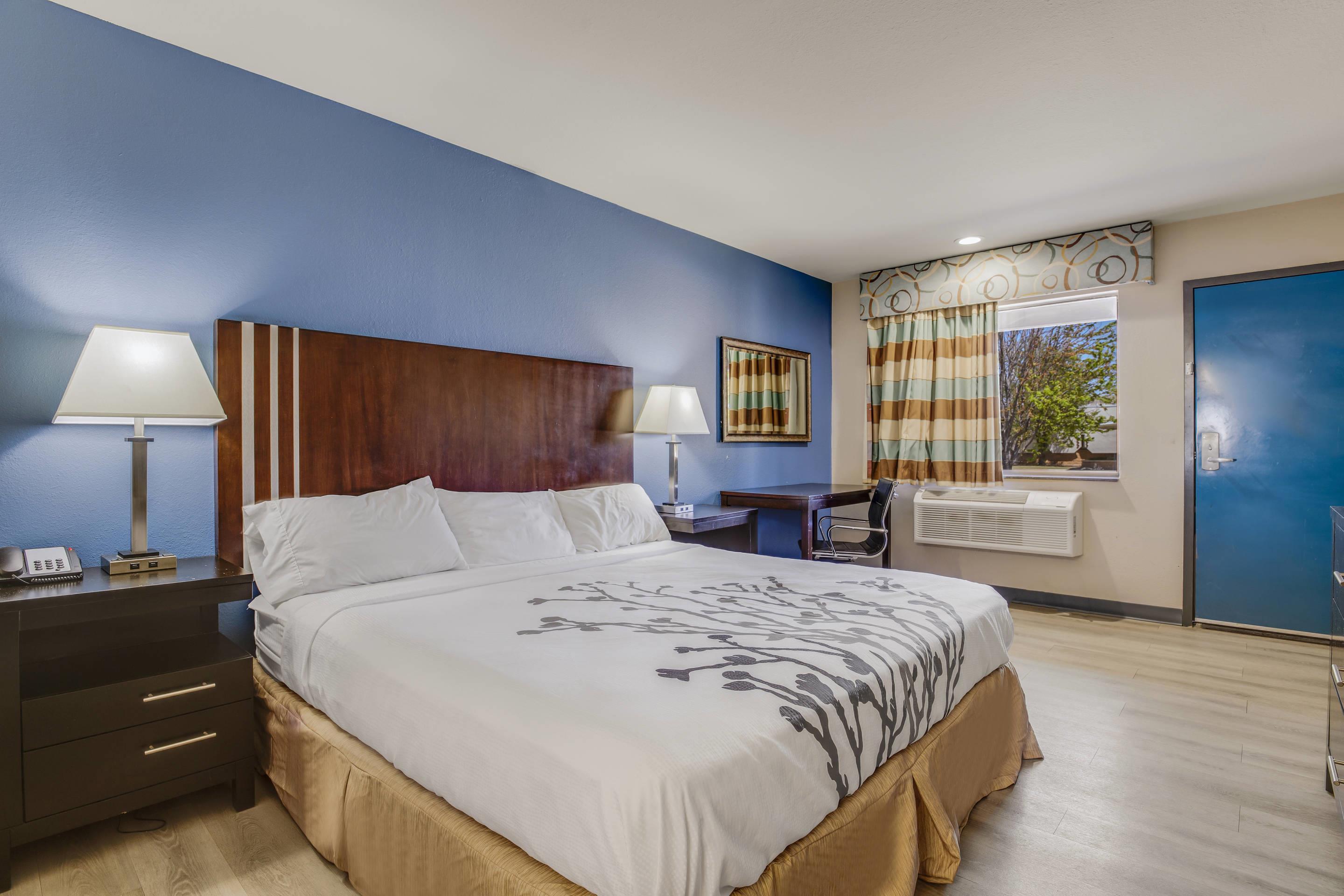 Econo Lodge Inn & Suites