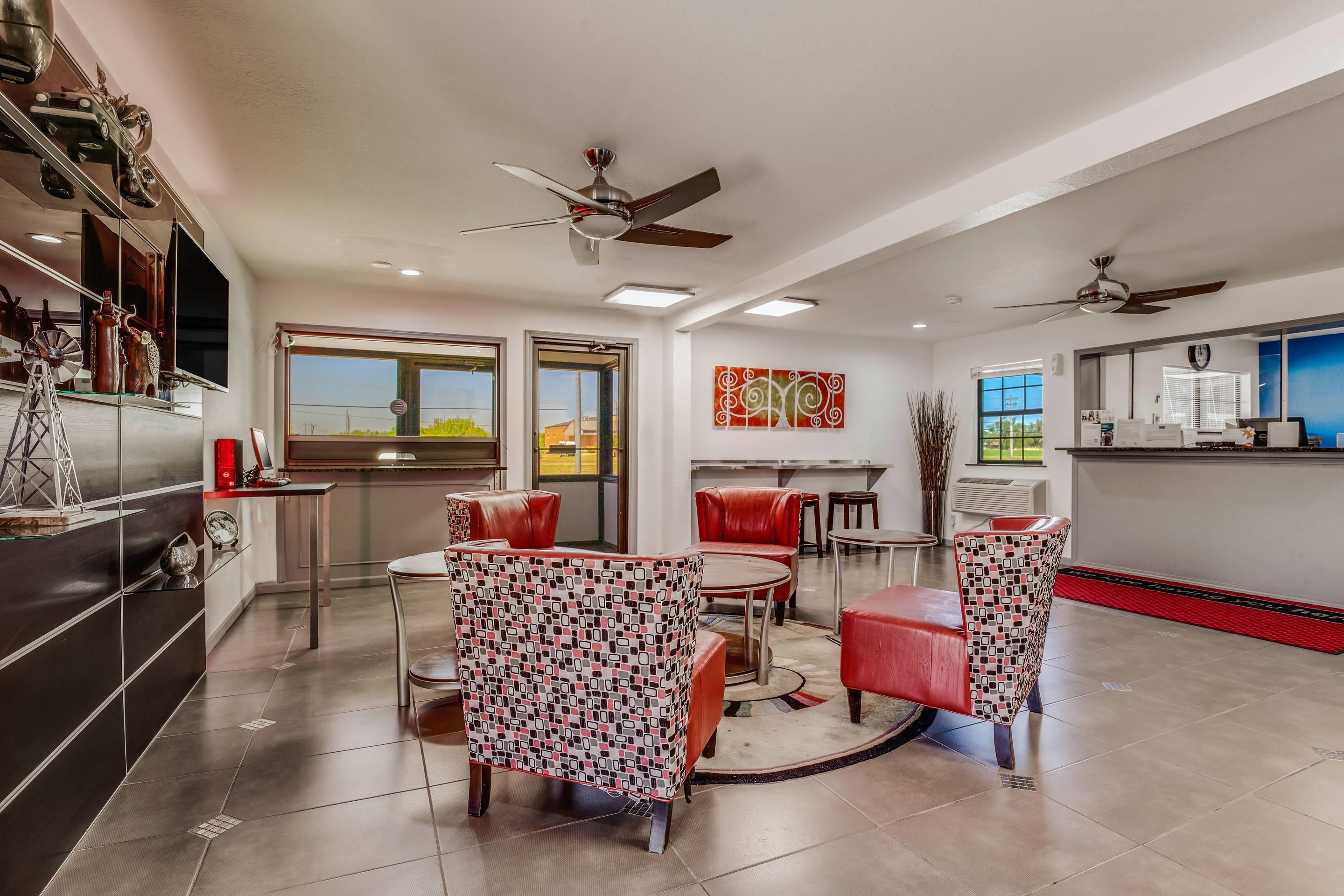 Econo Lodge Inn & Suites