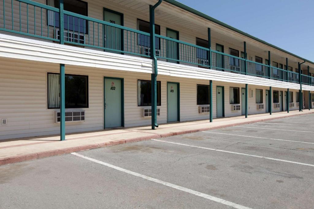 Econo Lodge Inn & Suites