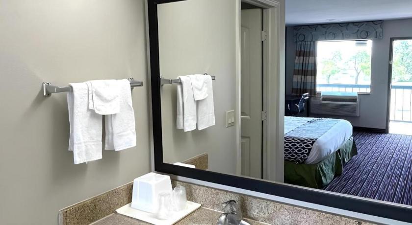 Econo Lodge Inn & Suites