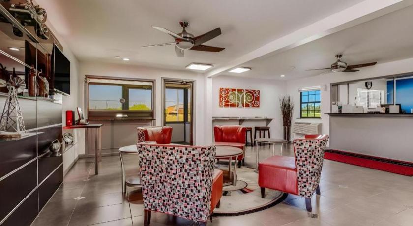 Econo Lodge Inn & Suites