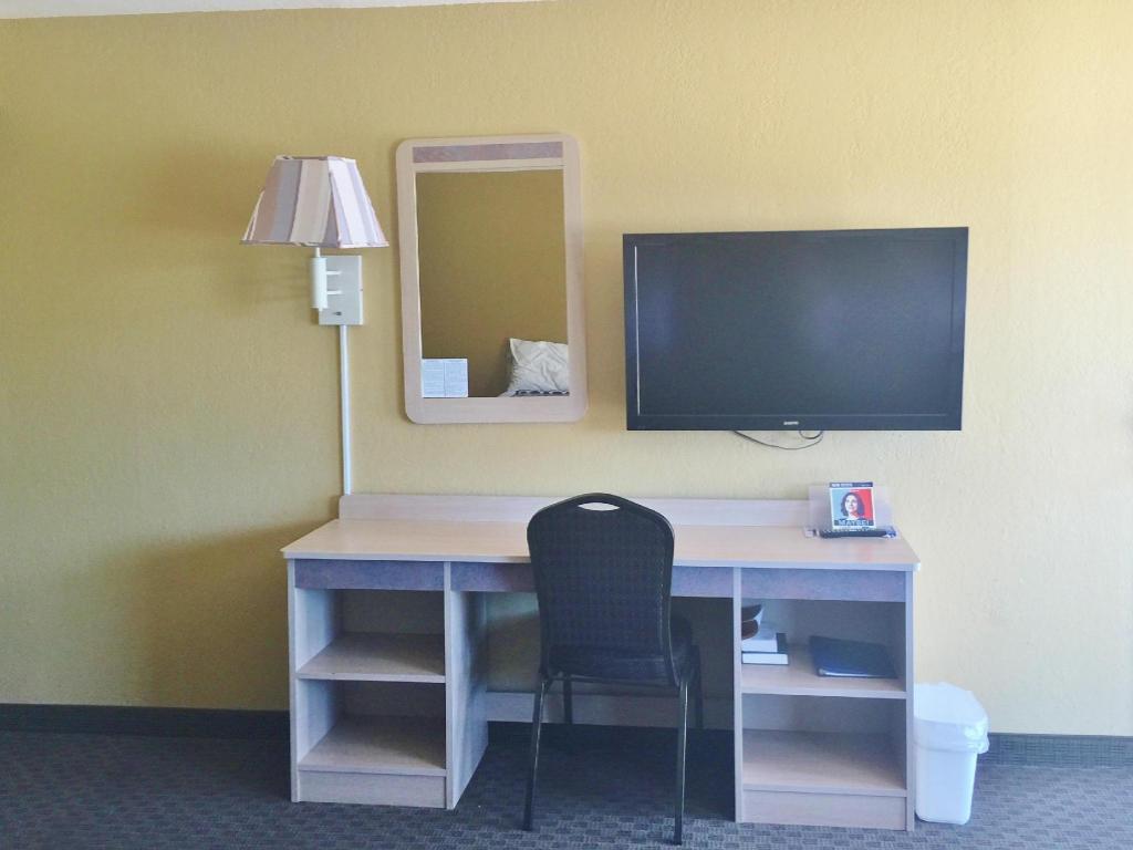 Econo Lodge Inn & Suites