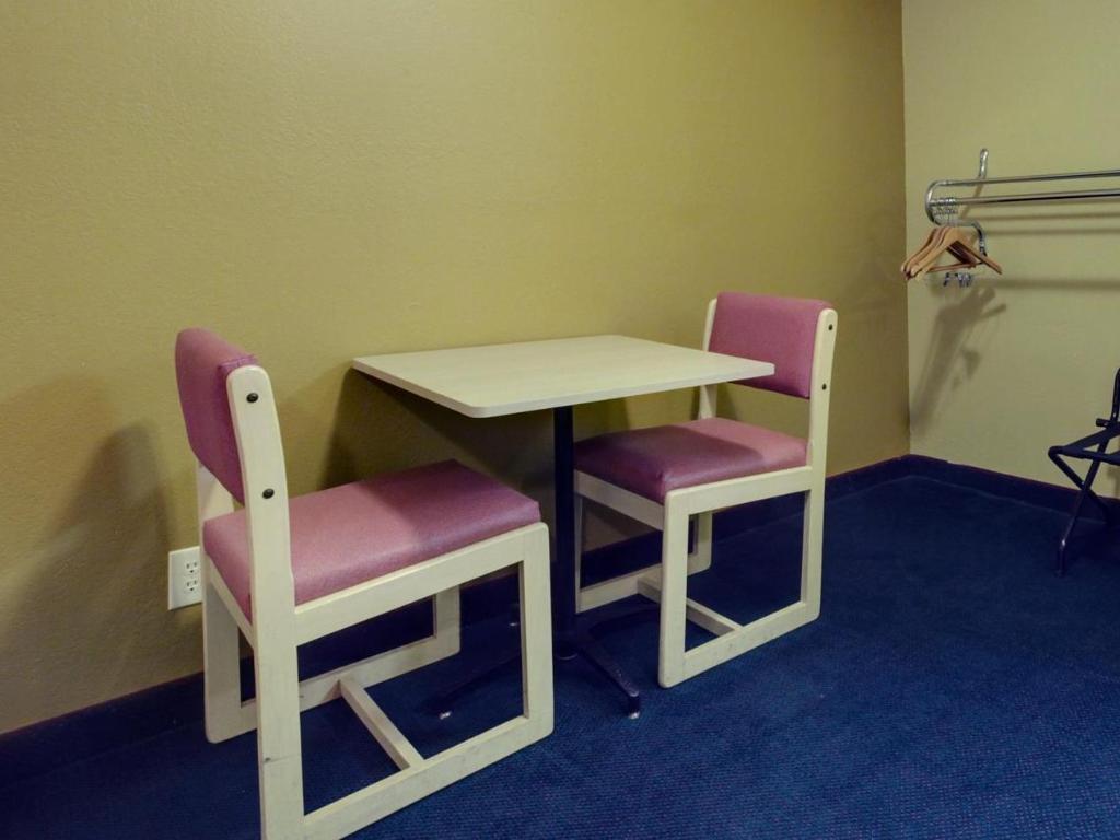 Econo Lodge Inn & Suites