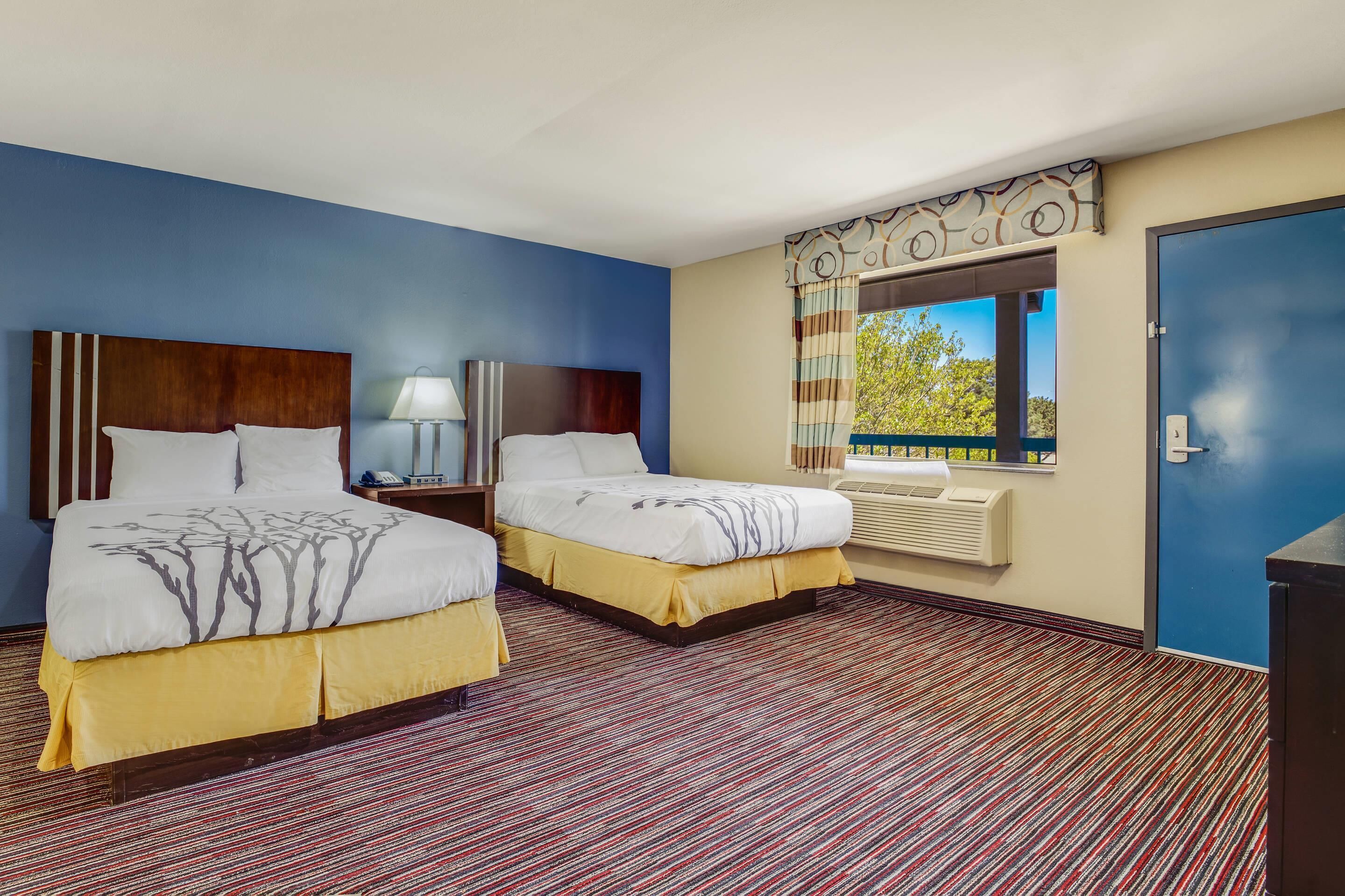 Econo Lodge Inn & Suites