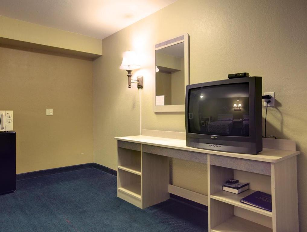 Econo Lodge Inn & Suites