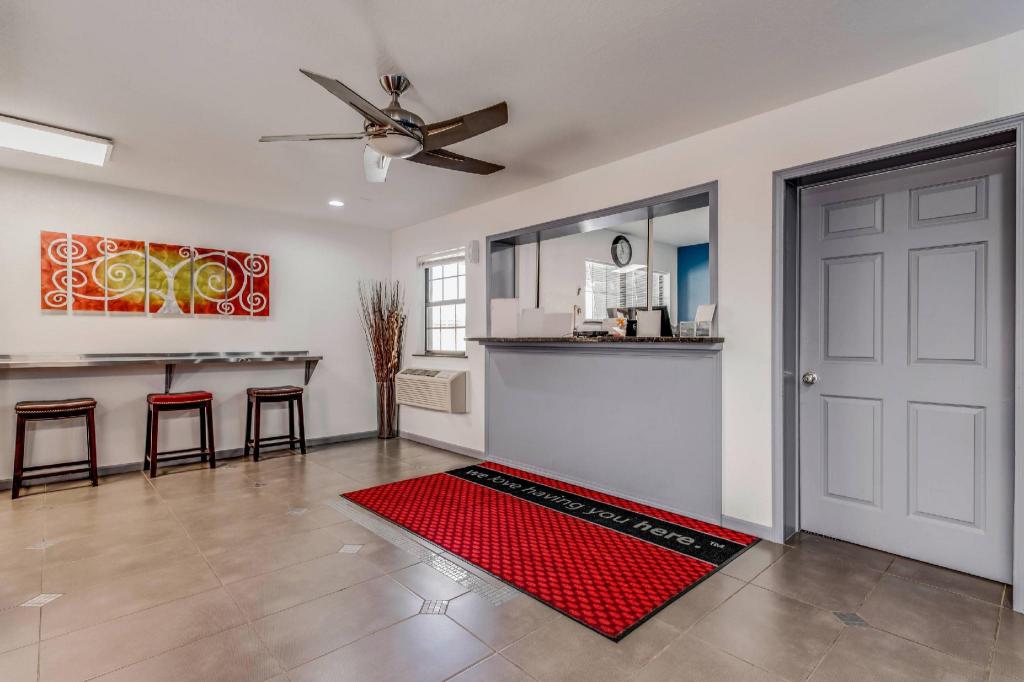 Econo Lodge Inn & Suites