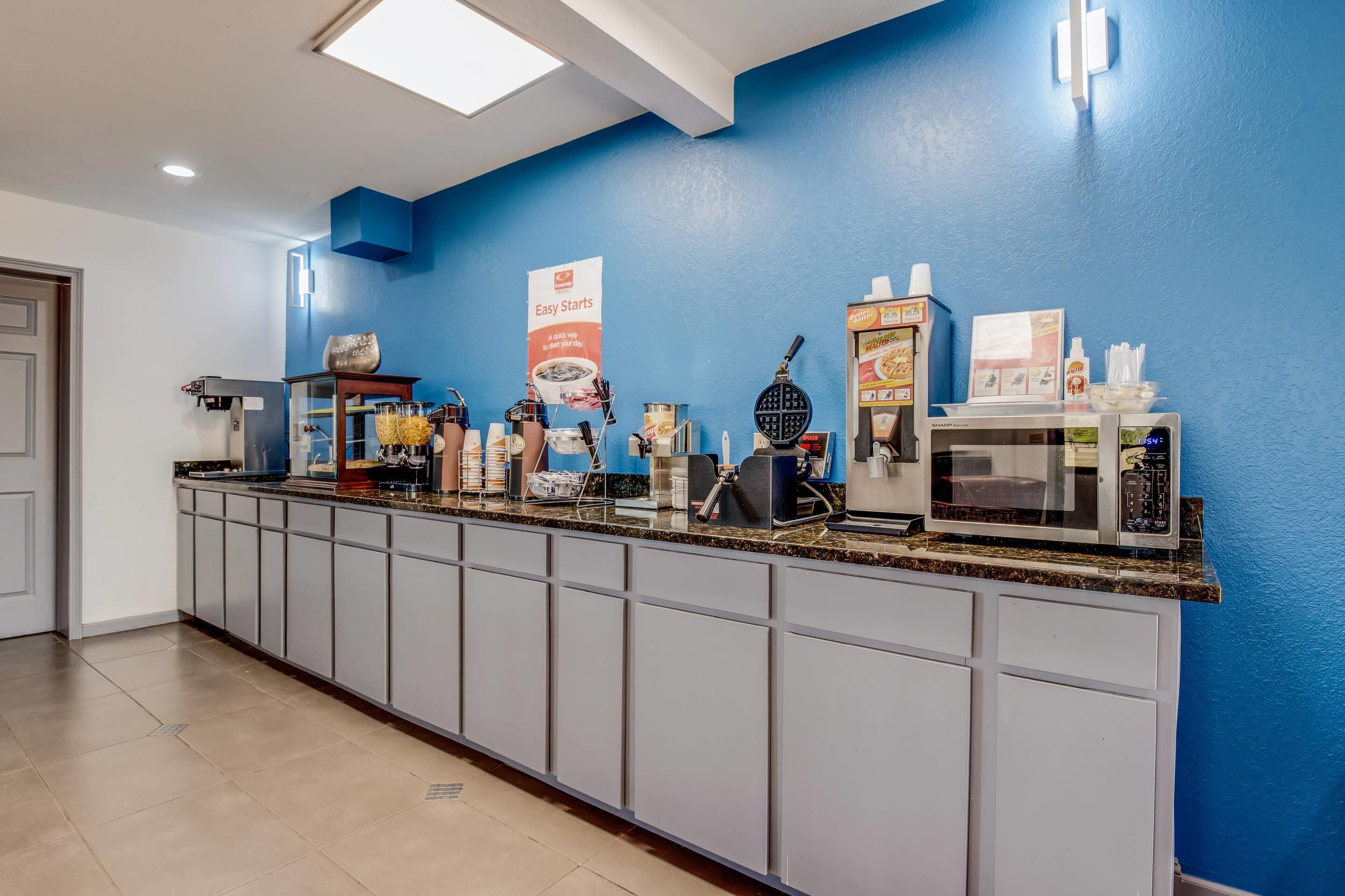 Econo Lodge Inn & Suites