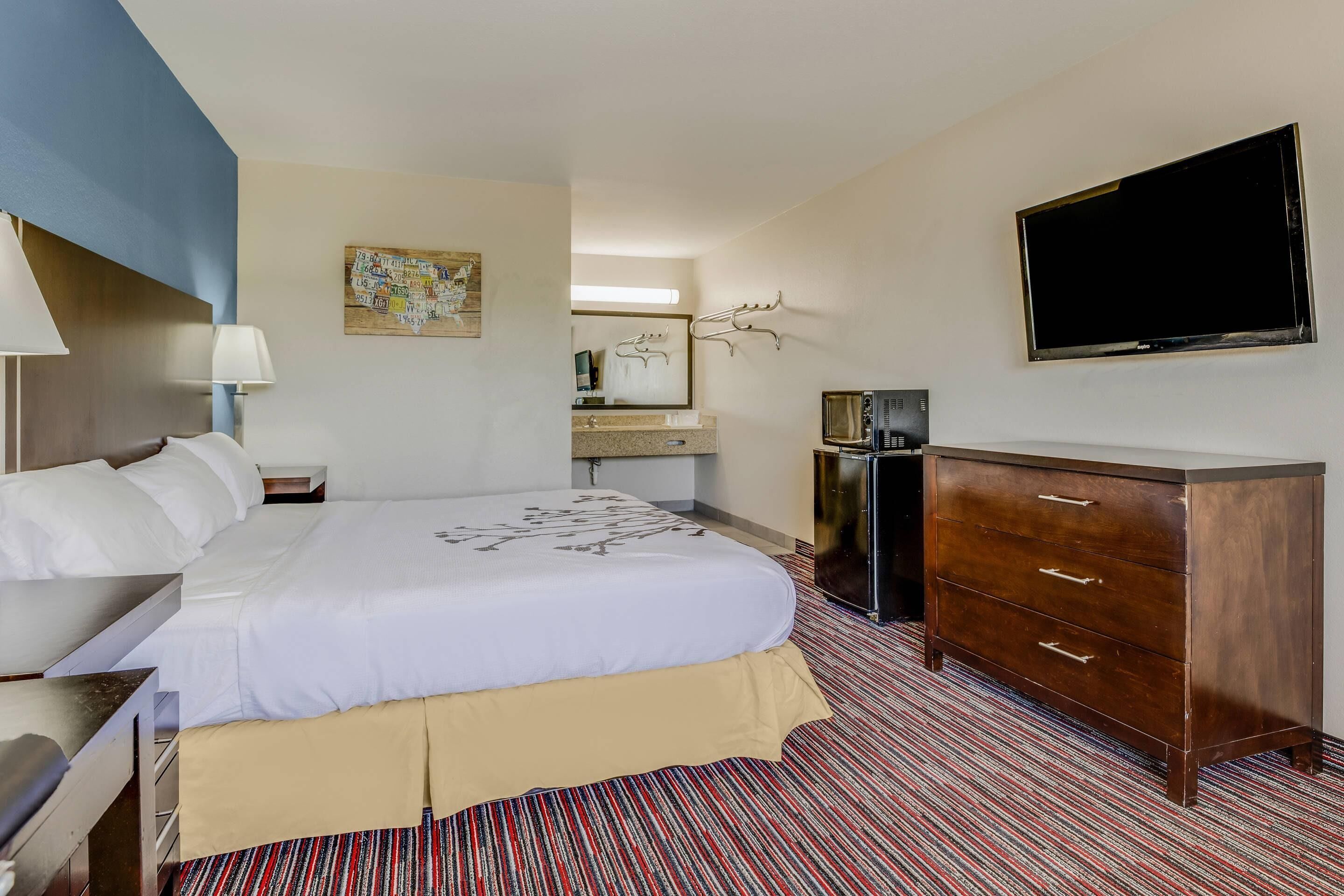 Econo Lodge Inn & Suites