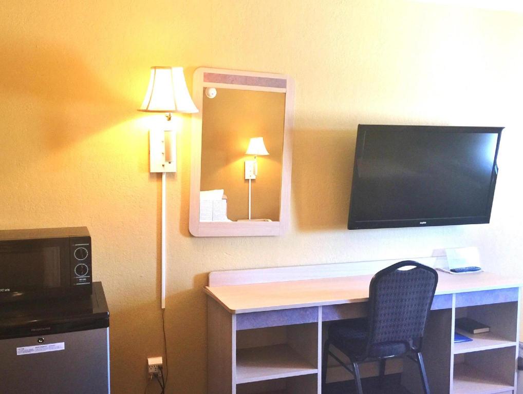 Econo Lodge Inn & Suites