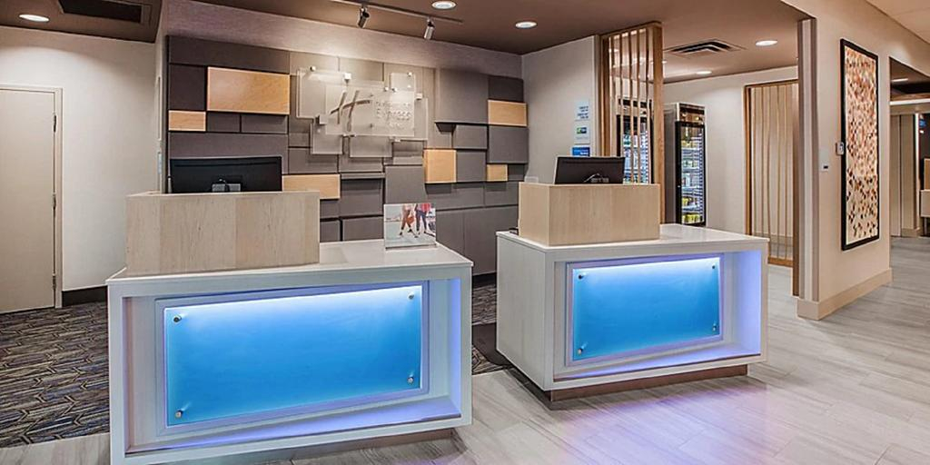 Holiday Inn Express & Suites Kingfisher